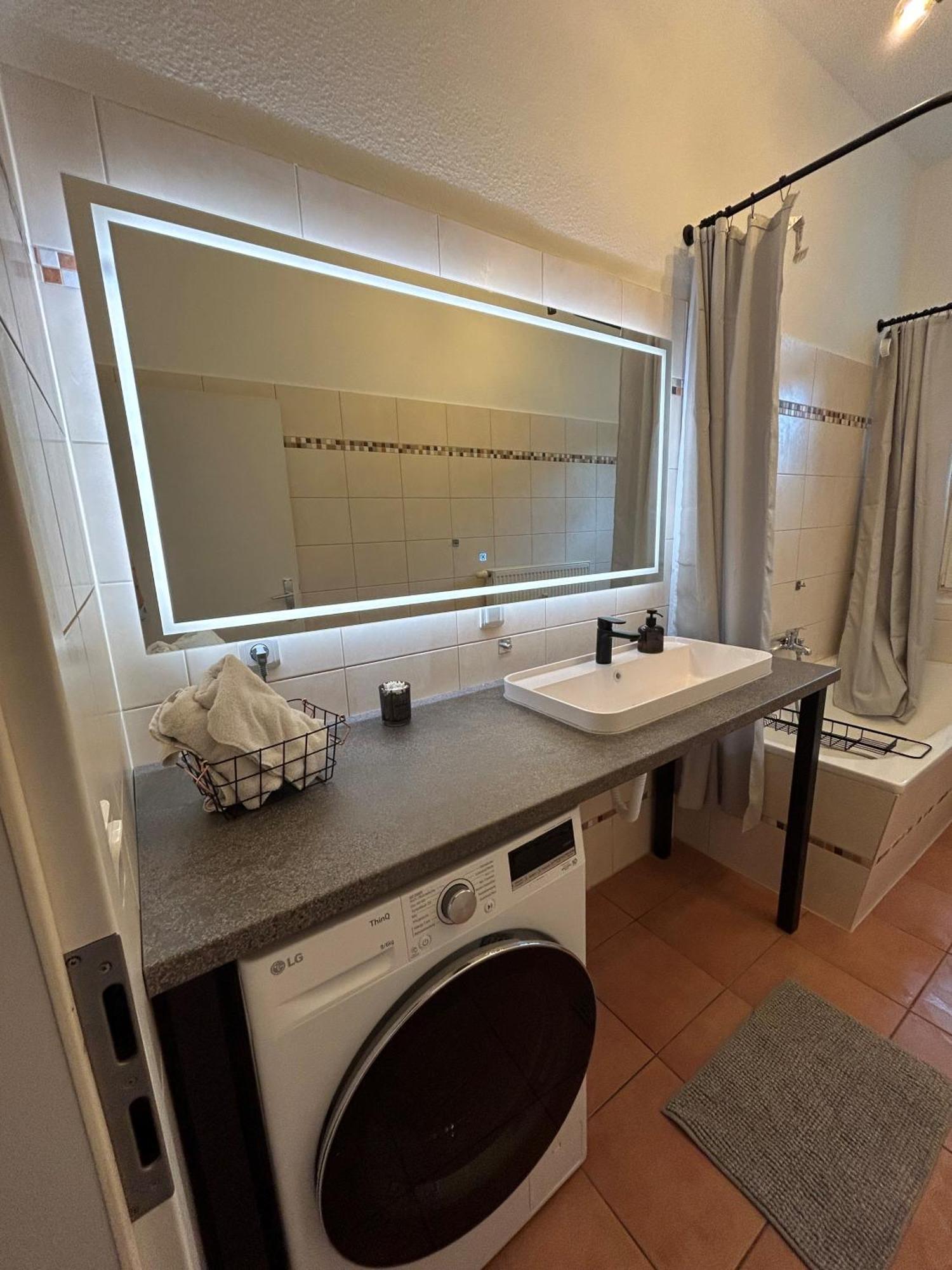 Mintara Komfort Apartment Mit Grill -Terrasse, Sky Und Parkplatz Magdeburgo Esterno foto
